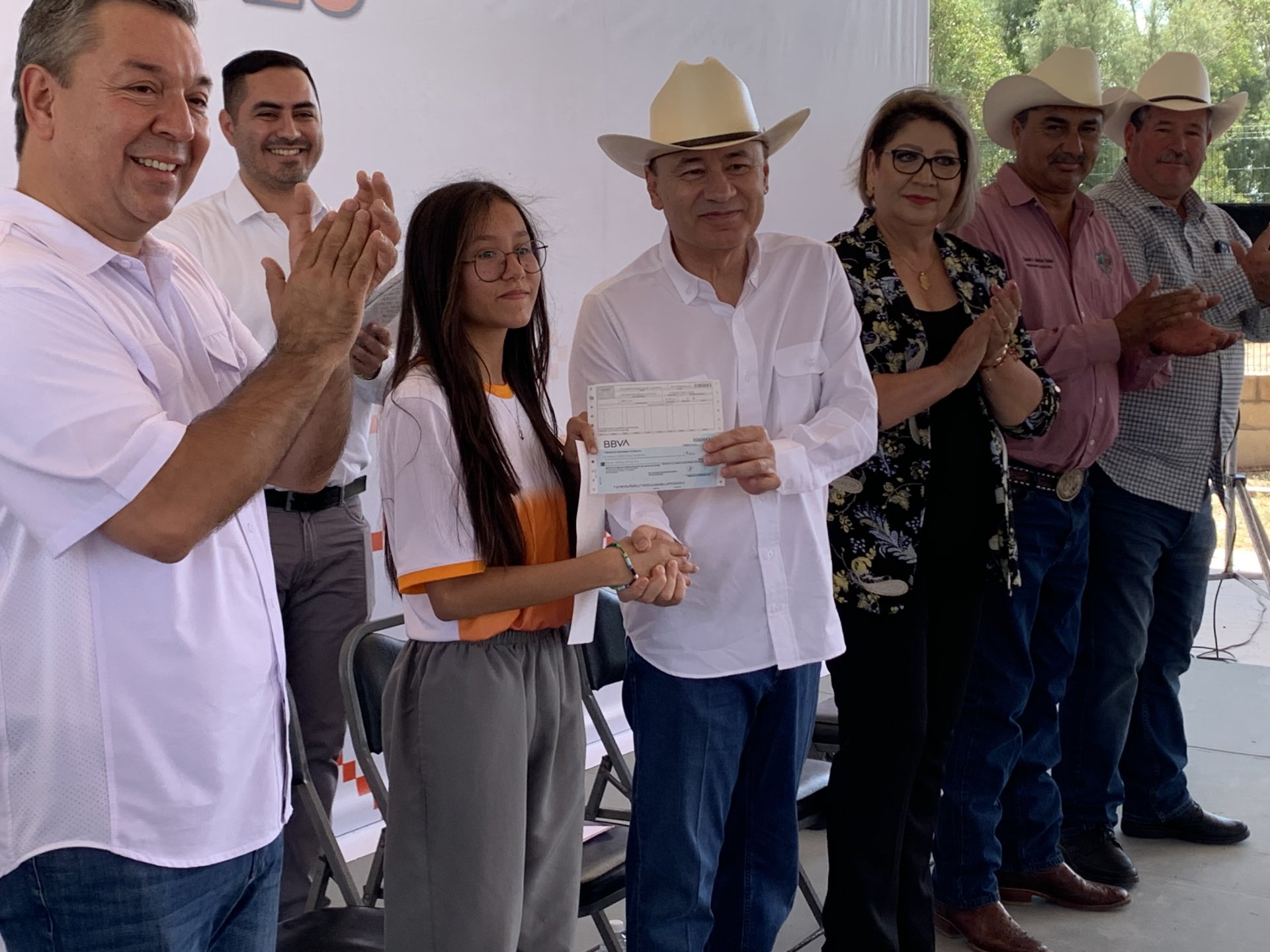 Gobernador Entrega Tablets Y Becas En Bavispe Uniradio Informa Sonora