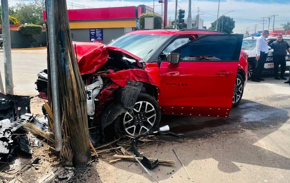 Conductor choca auto y después se impacta contra un poste - Uniradio ...