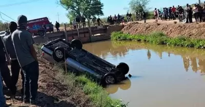 Mueren tripulantes de auto al caer a canal, en Navojoa