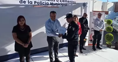 Entrega de estmulos econmicos a policas municipales