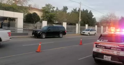 Patrulla vigilando escuela