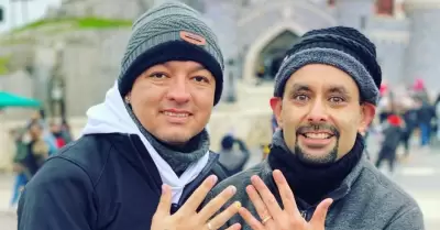 Juan ngel y Erick Amaya se comprometieron frente al castillo de la Bella Durmie