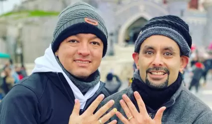 Juan ngel y Erick Amaya se comprometieron frente al castillo de la Bella Durmie