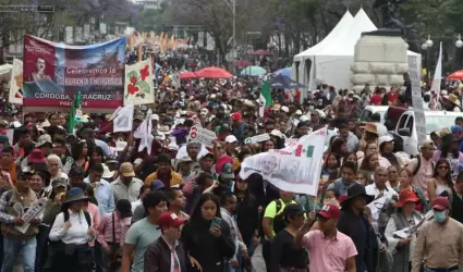 Simpatizantes de AMLO llegan al Zcalo