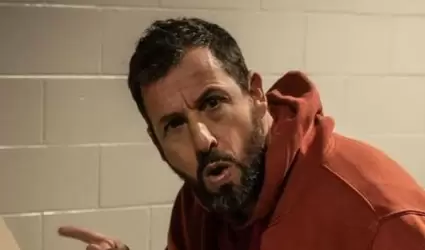 Adam Sandler fue premiado por su carrera en la comedia.