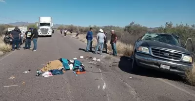 Volcamiento en Calle Cuatro, de los Arrieros hacia Baha de Kino