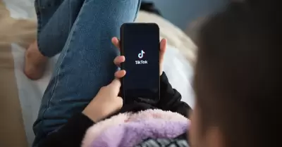 Nia viendo TikTok