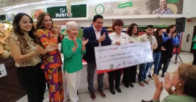 Entrega de donativo en Super del Norte