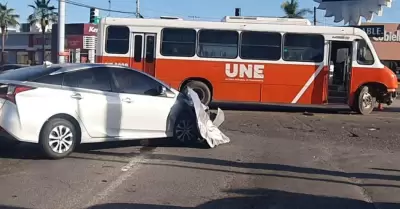 Choque entre camin y auto Prius