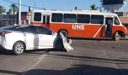 Choque entre camin y auto Prius