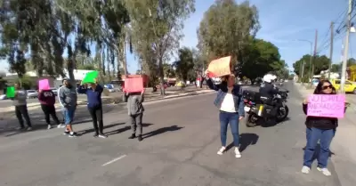 Bloquean calles padres de alumnos del Cecytes Mariachi.