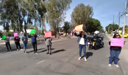 Bloquean calles padres de alumnos del Cecytes Mariachi.