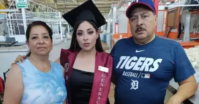 Mara Jos Corpus, joven graduada con su paps