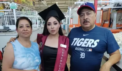 Mara Jos Corpus, joven graduada con su paps