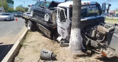 Una gra que transportaba un vehculo particip en un choque