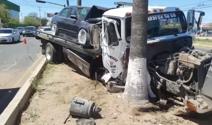 Una gra que transportaba un vehculo particip en un choque