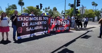 Agremiados al Staus bloquean el cruce del bulevar Luis Encinas y avenida Rosales