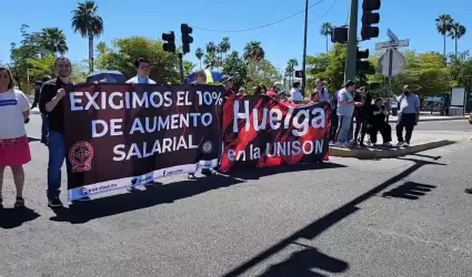 Agremiados al Staus bloquean el cruce del bulevar Luis Encinas y avenida Rosales