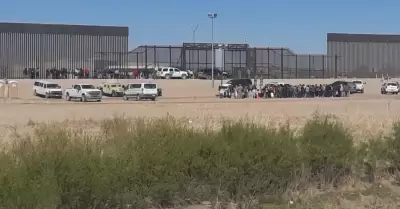 Migrantes intentan cruzar el muro fronterizo ubicado entre Ciudad Jurez y El Pa