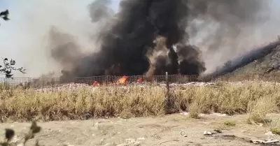 Incendio de llantas y basura en relleno sanitario