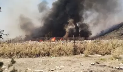 Incendio de llantas y basura en relleno sanitario