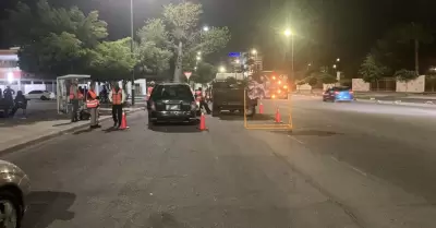 Cuadrilla de bacheo trabajando en calles de Hermosillo