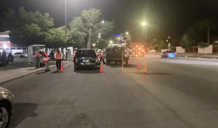 Cuadrilla de bacheo trabajando en calles de Hermosillo