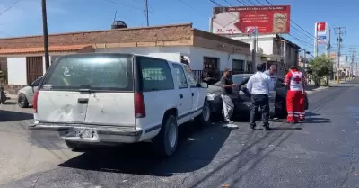 En el accidente participaron un auto tipo sedn, color gris y una suburban, mode