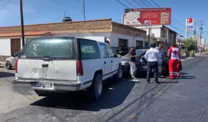 En el accidente participaron un auto tipo sedn, color gris y una suburban, mode