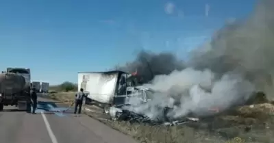 Choque entre triler y auto sedn en carretera Caborca-Sonoyta