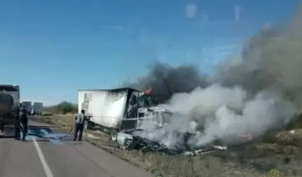 Choque entre triler y auto sedn en carretera Caborca-Sonoyta