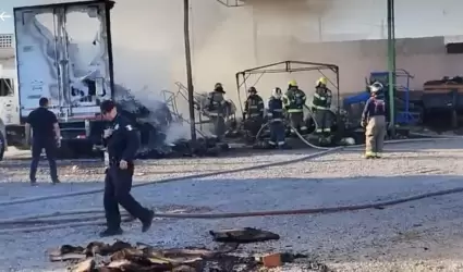 En el sitio se gener una gran columna de humo blanco