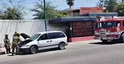 Camioneta incendiada en bulevar Rosales