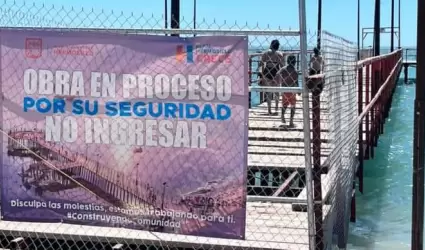 Turistas ingresan al muelle en rehabilitacin