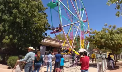 Familias visitan el Parque Infantil esta Semana Santa