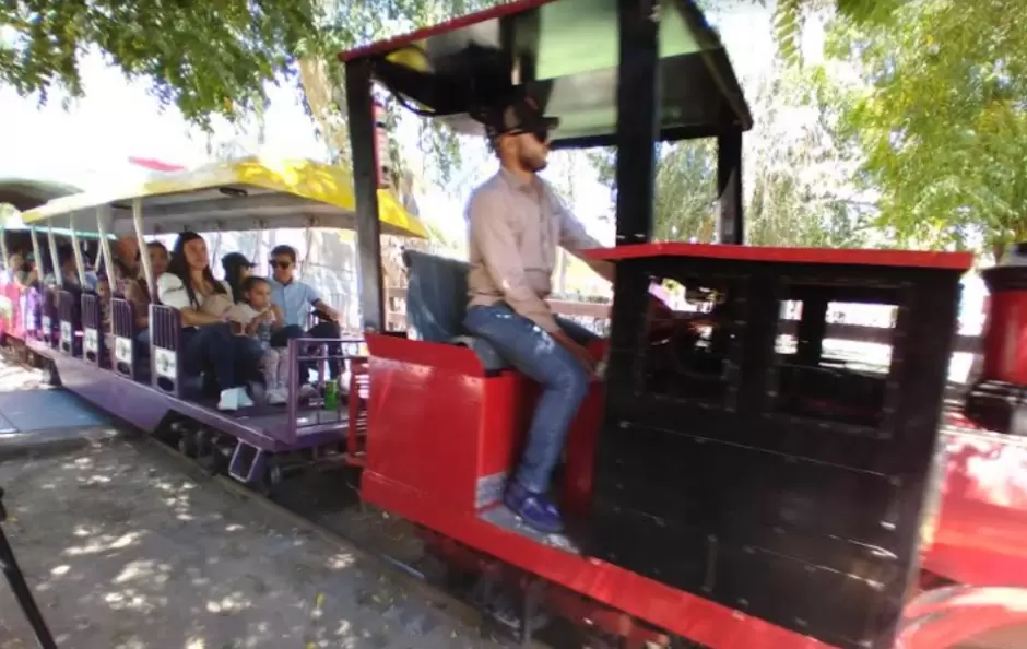 Grandes y chicos disfrutan los atractivos del Parque Infantil