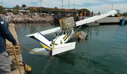 La avioneta que se desplom el sbado 8 de abril fue sacada del mar con una enor