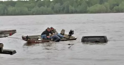 Rescatan con vida a una mujer de auto sumergido en lago