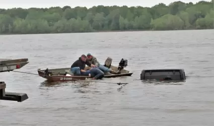 Rescatan con vida a una mujer de auto sumergido en lago