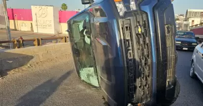 El vehculo tipo pick up circulaba en el carril de poniente a oriente