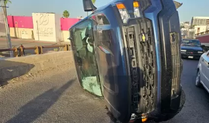 El vehculo tipo pick up circulaba en el carril de poniente a oriente