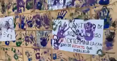 Alumnos protestaron contra las autoridades escolares con pancartas