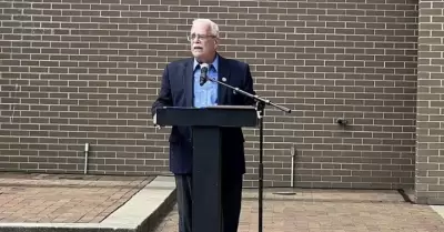 El representante Gerry Connolly habla en una conferencia de prensa.