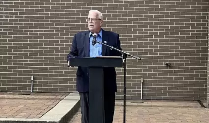 El representante Gerry Connolly habla en una conferencia de prensa.