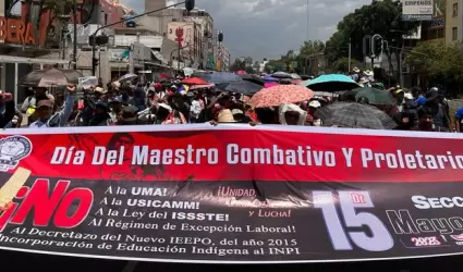 Docentes de la CNTE marchan con motivo del Da del Maestro