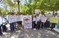 Maestros jubilados y pensionados se manifiestan en Palacio de Gobierno