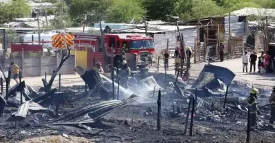 El incendio consumi siete casas en la invasin Guayacn