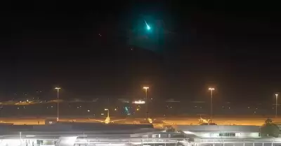 Cada de un meteorito con luz verde