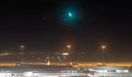 Cada de un meteorito con luz verde