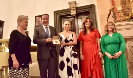 Elena Rivera recibe la medalla Emiliana de Zubelda